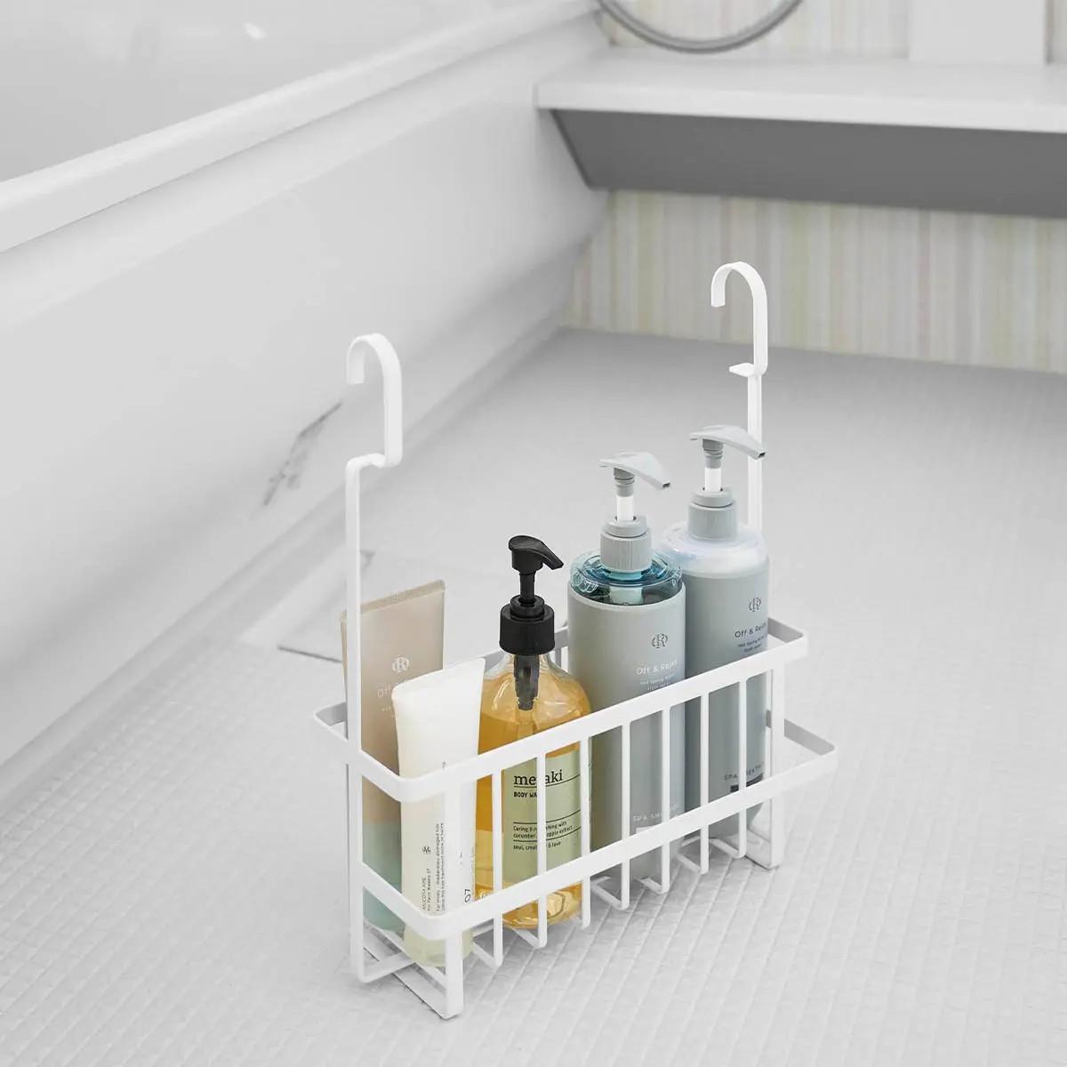 山崎実業「連結引っ掛けバスルームバスケット タワー」を床置きした様子