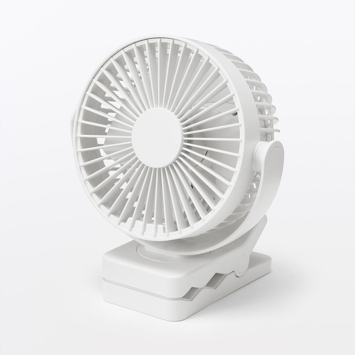 無印良品「置いても使える 充電式クリップファン」を斜めから見た様子