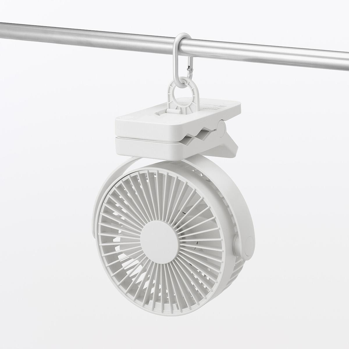 無印良品「置いても使える 充電式クリップファン」を吊るして使う様子