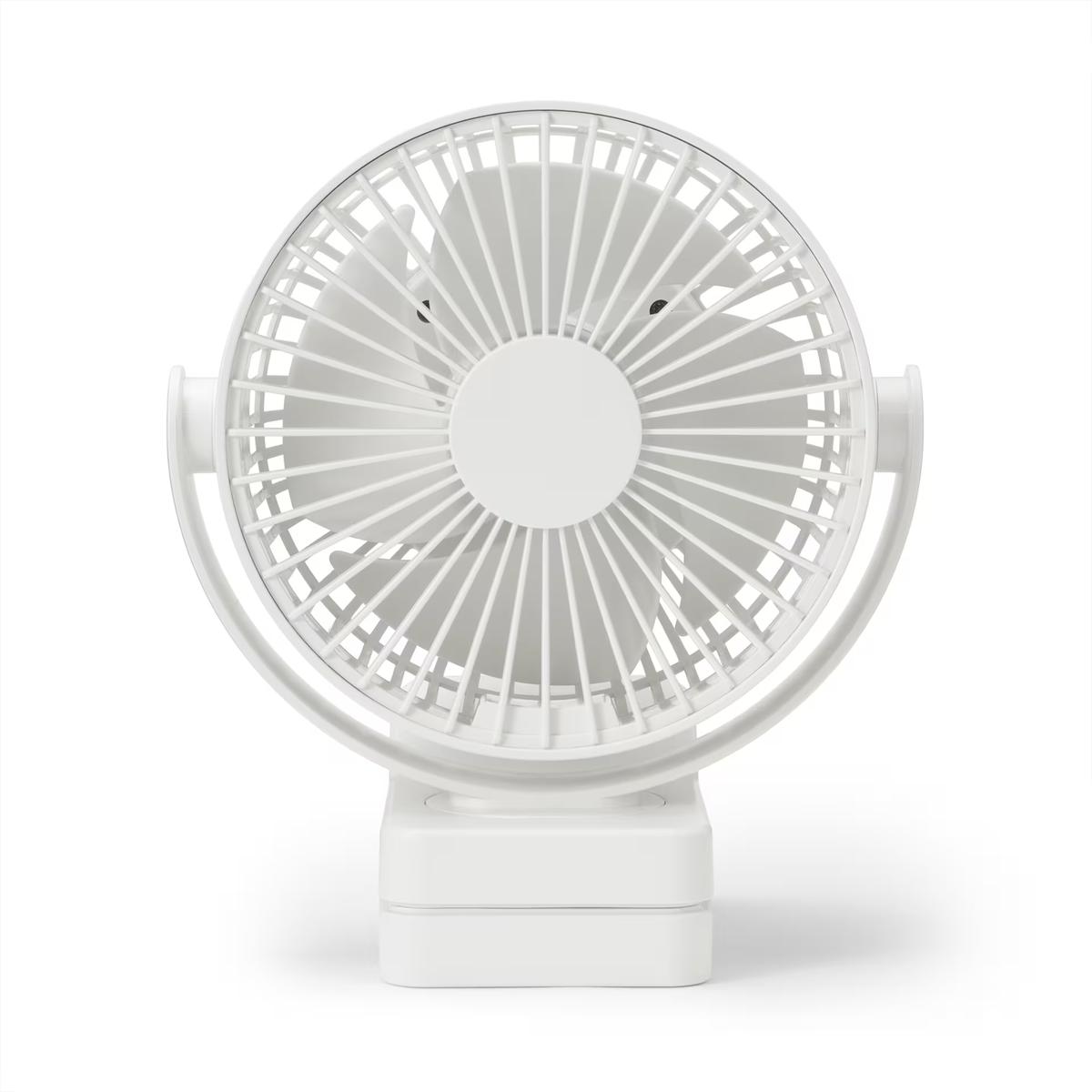 無印良品 「置いても使える 充電式クリップファン ミニ」を正面から見た様子