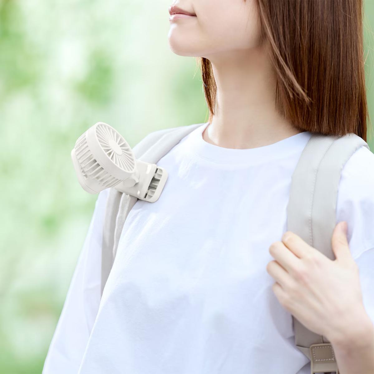 無印良品「置いても使える 充電式クリップファン ミニ」をリュックのショルダーストラップにつけた様子