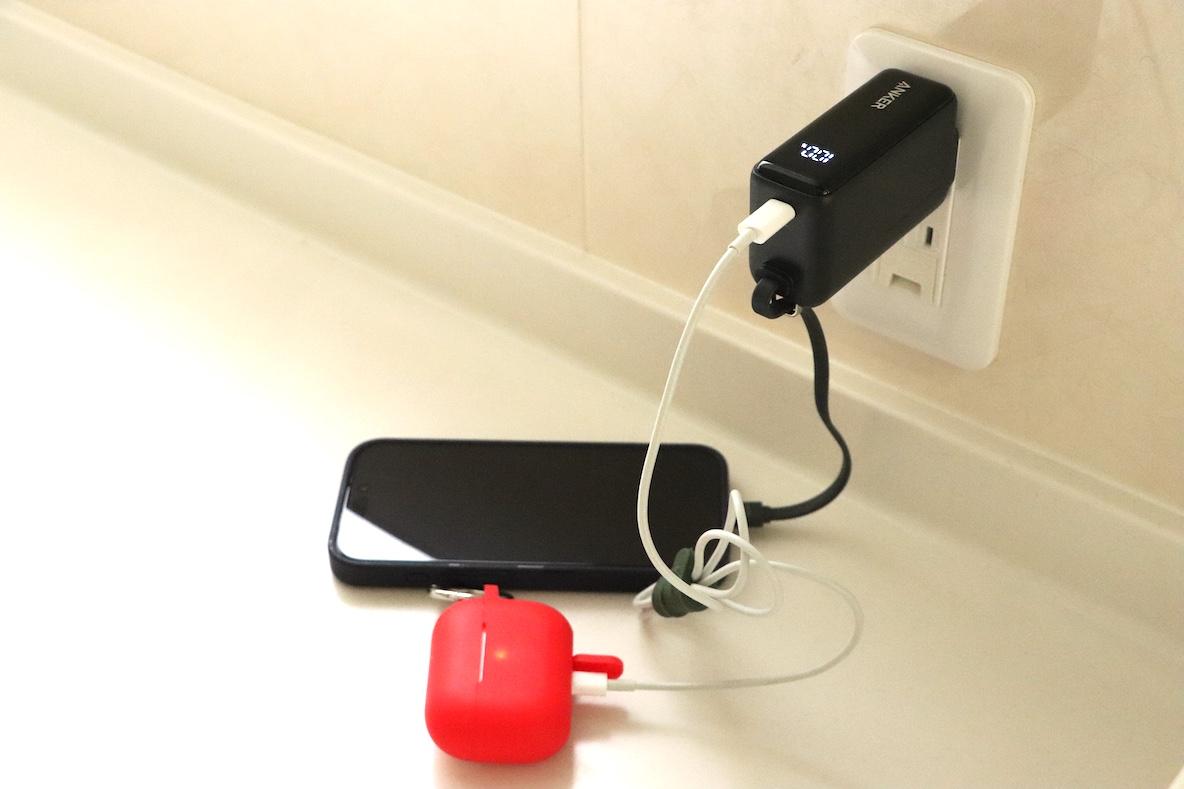 Ankerの「コンセント付き×ケーブル内蔵モバイルバッテリー」持ち運び