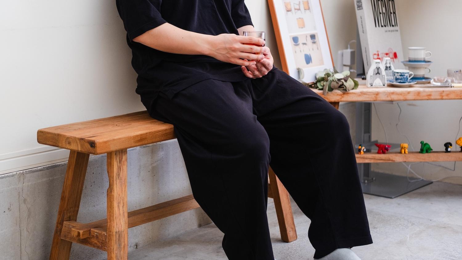 MUJI Laboの「新作イージーパンツ」は、風通しの良いゆったりとした