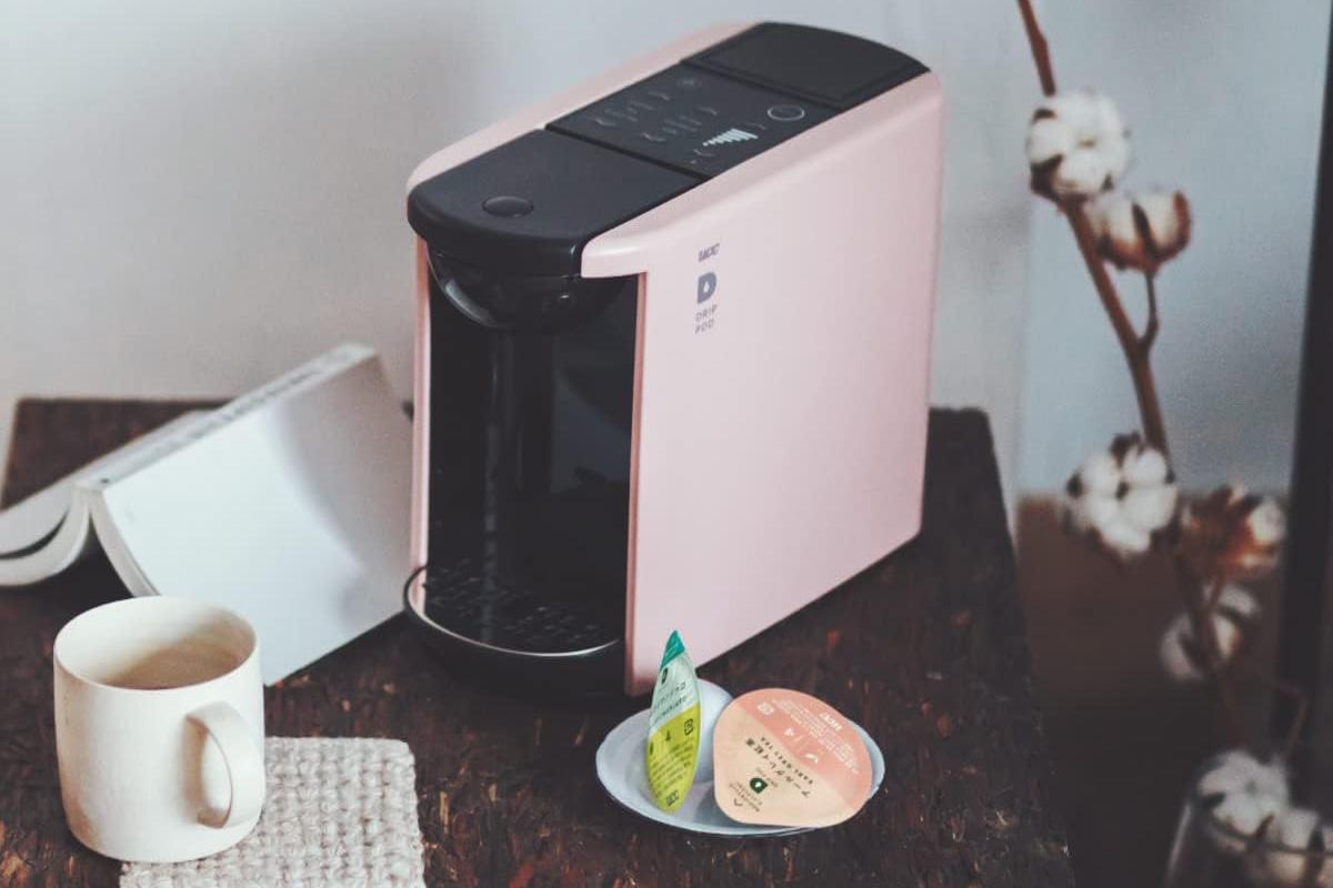 忙しい朝もボタン1つで本格コーヒー。カプセルも粉も使えるコーヒー