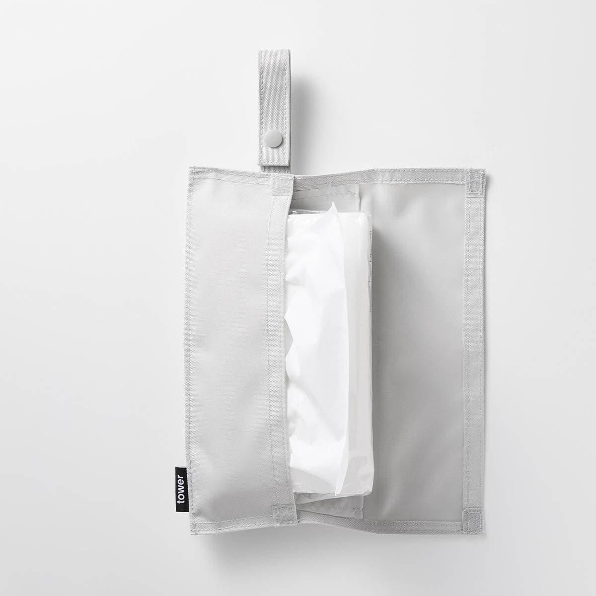 山崎実業「くず入れ付き折りたためる携帯ティッシュケース タワー」へティッシュを入れているところ