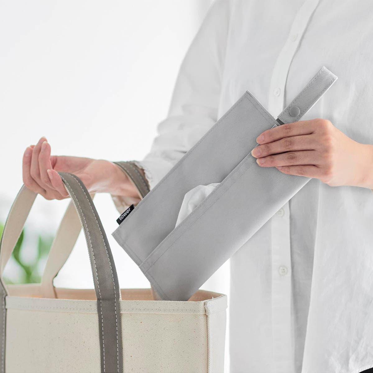 山崎実業「くず入れ付き折りたためる携帯ティッシュケース タワー」をカバンに入れているところ