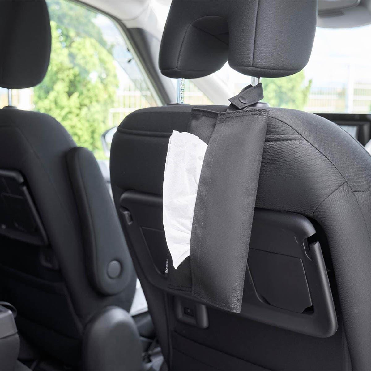 山崎実業「くず入れ付き折りたためる携帯ティッシュケース タワー」を車で使っているところ