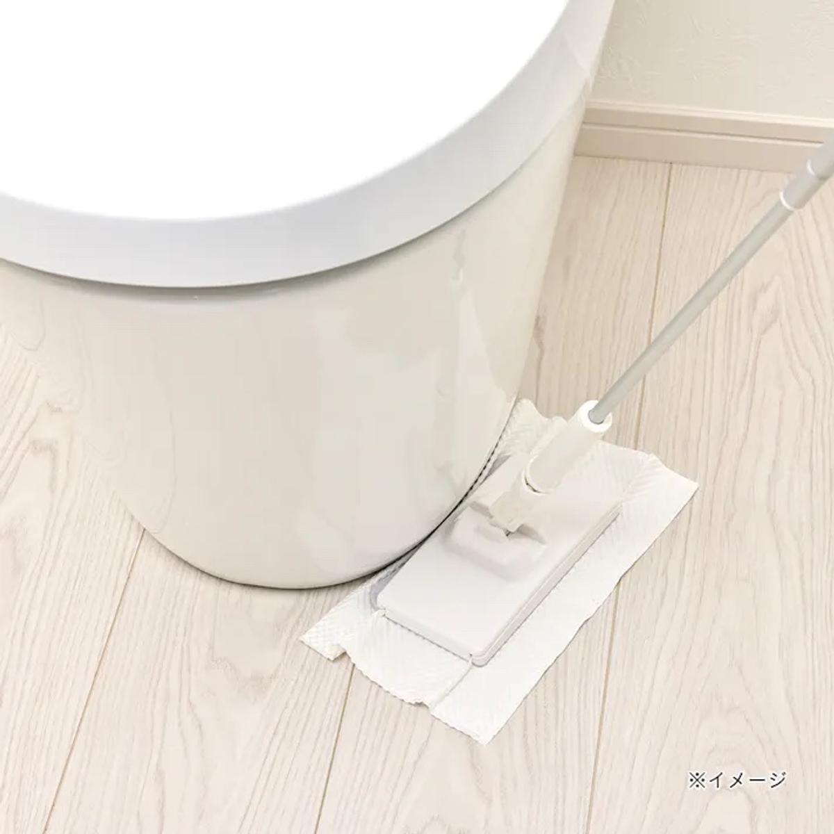 カインズの「トイレ床ワンタッチワイパー」で掃除をしているところ