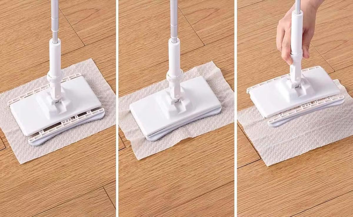 カインズの「トイレ床ワンタッチワイパー」にクリーニングシートをつけているところ