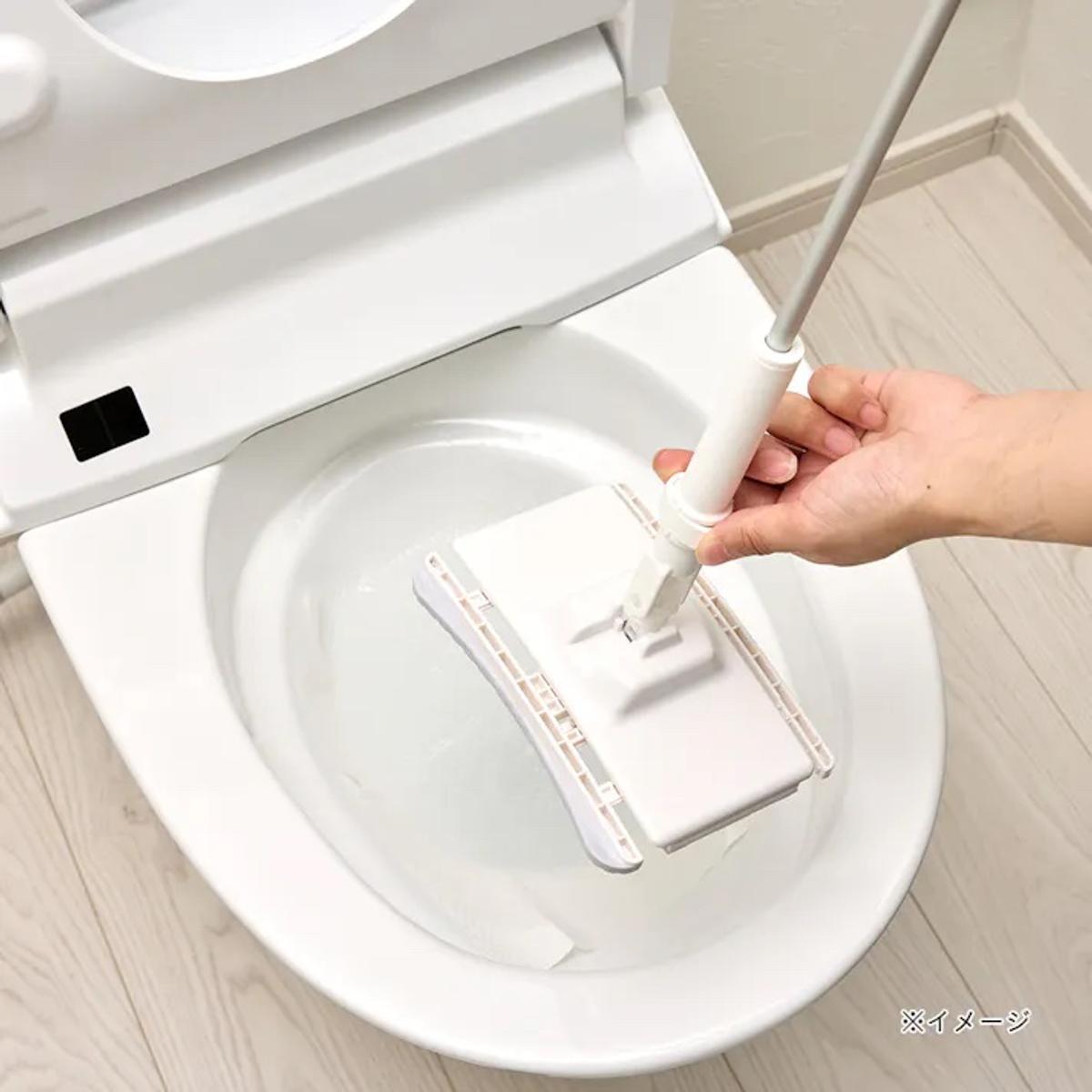 カインズの「トイレ床ワンタッチワイパー」からクリーニングシートを捨てているところ