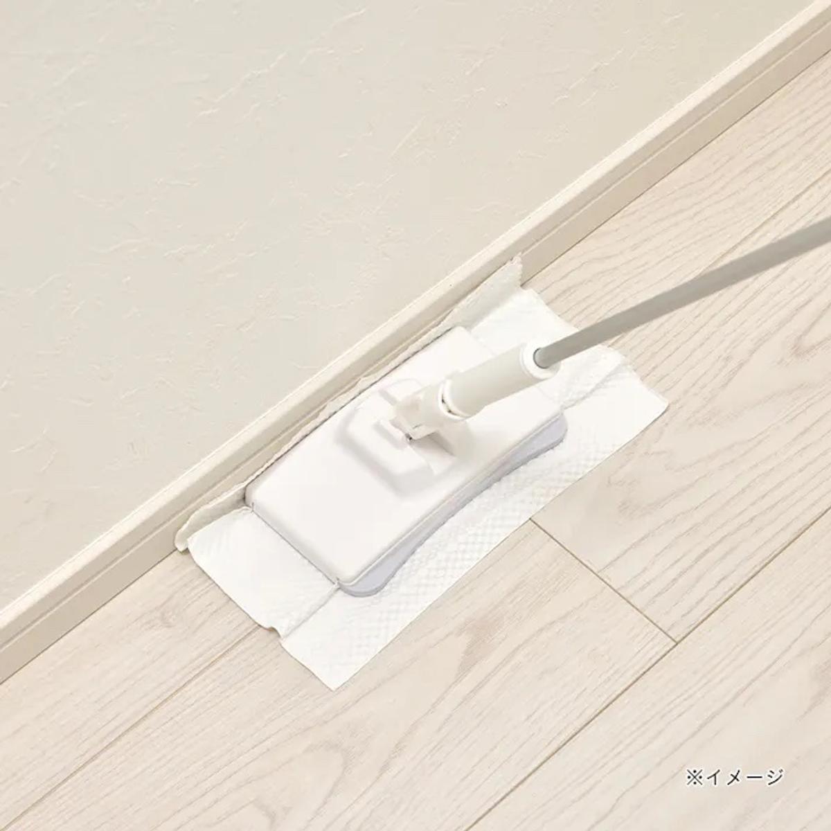 カインズの「トイレ床ワンタッチワイパー」で壁の隅を掃除しているところ