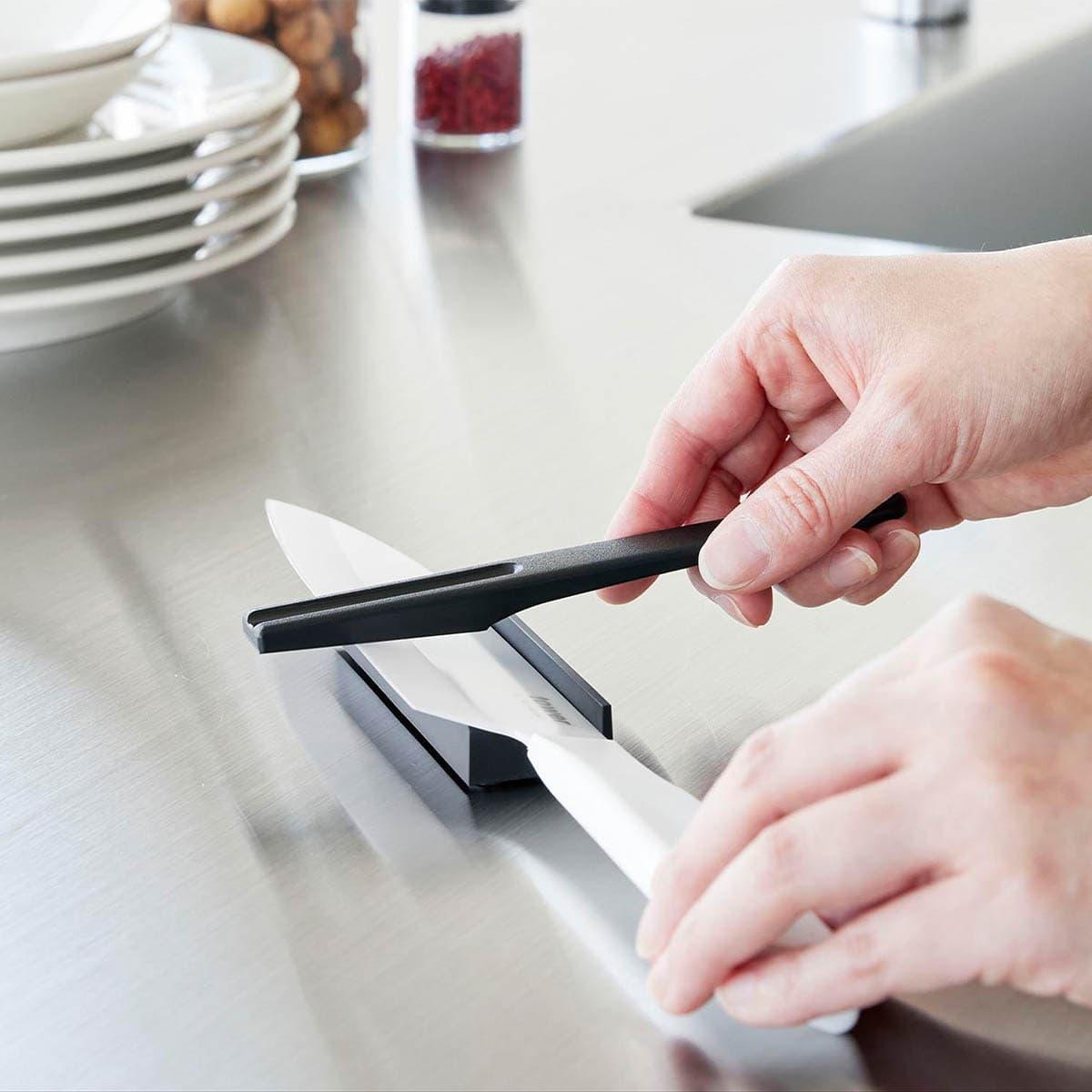 山崎実業「セラミックナイフ用シャープナー タワー」で包丁を研いでいるところ