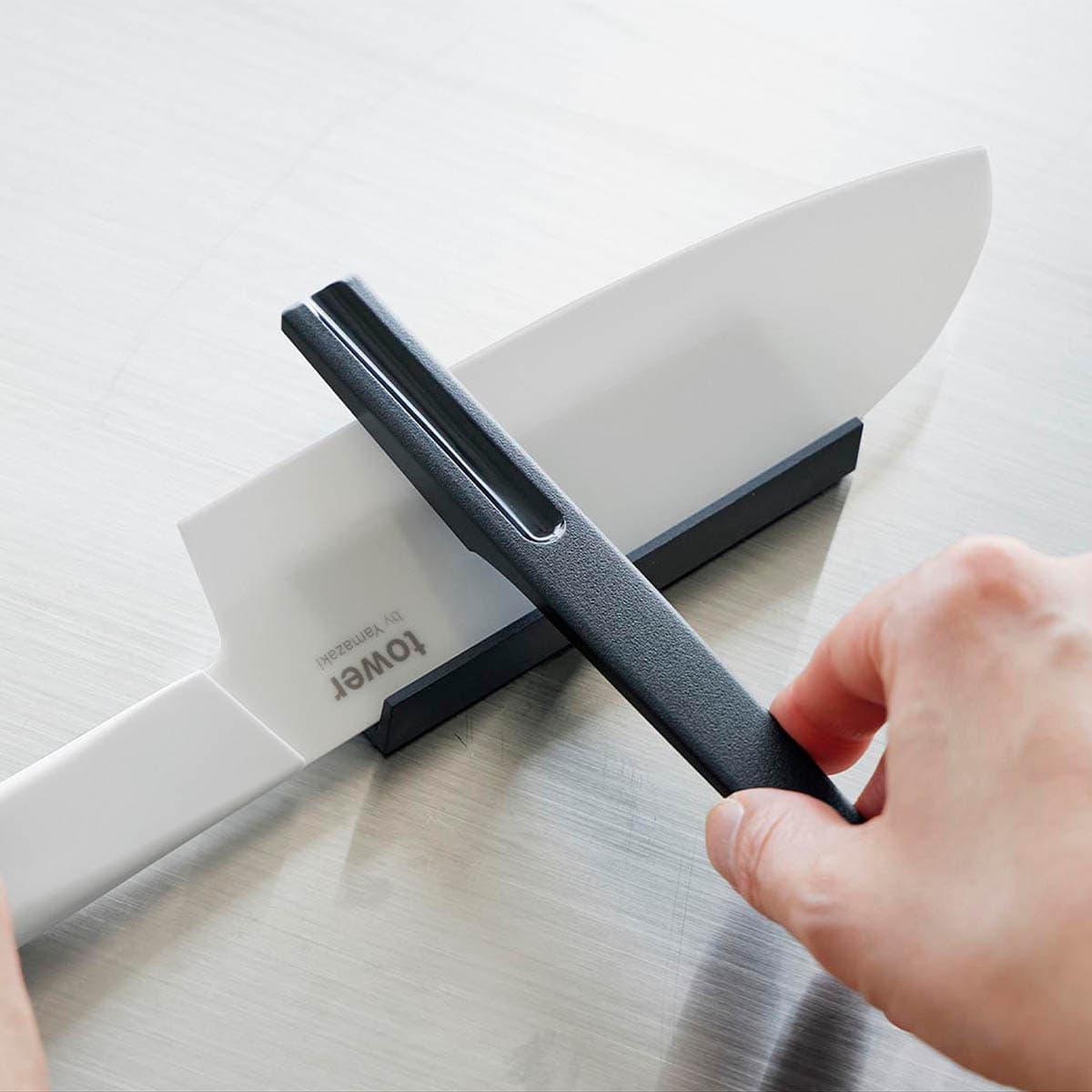 山崎実業「セラミックナイフ用シャープナー タワー」で15度の角度をつけて研いでいる様子