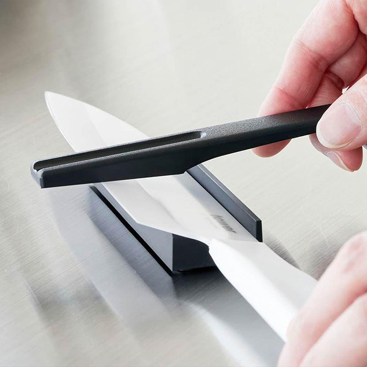 山崎実業「セラミックナイフ用シャープナー タワー」でセラミック包丁を研いでいるところ