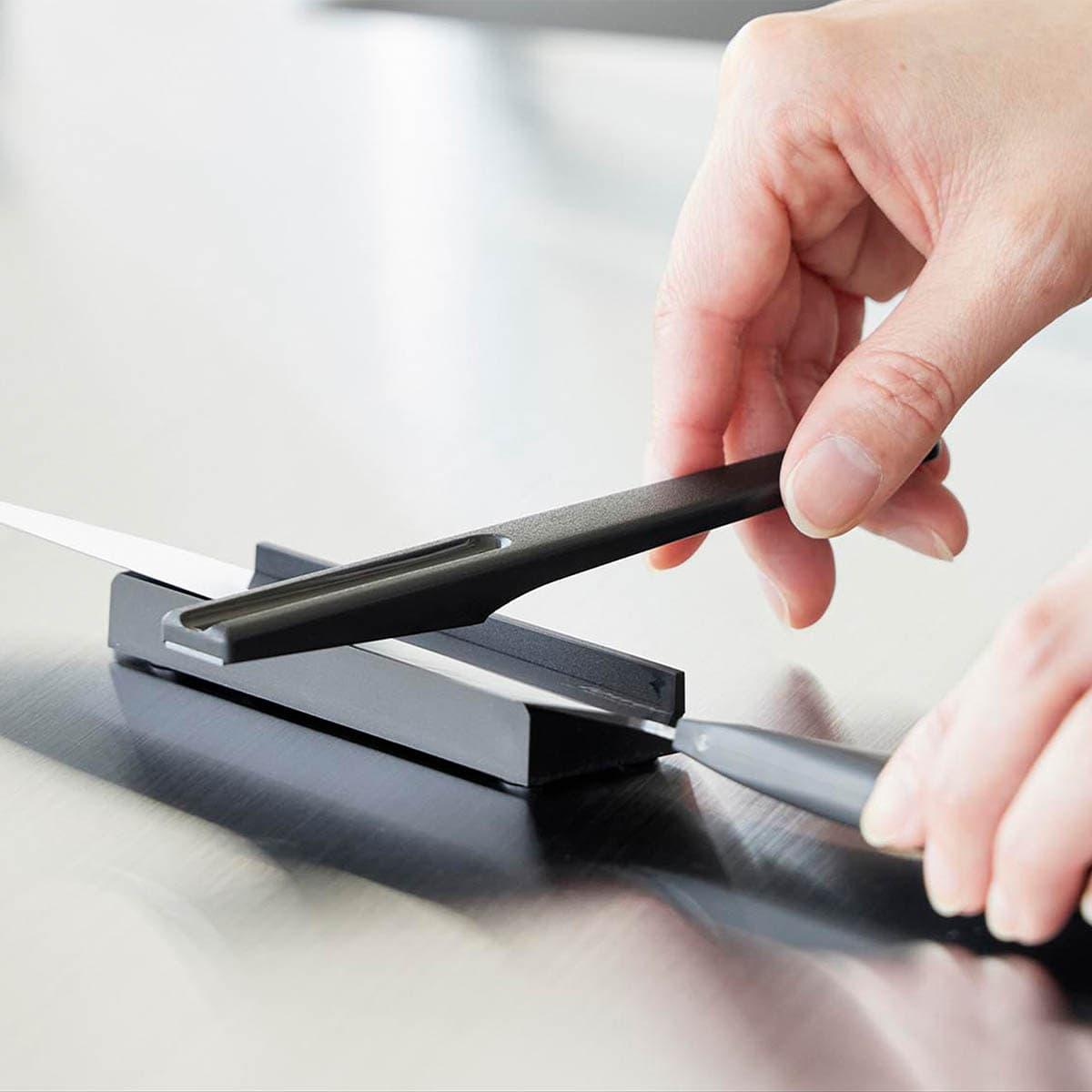 山崎実業「セラミックナイフ用シャープナー タワー」でステンレス製包丁を研いでいるところ