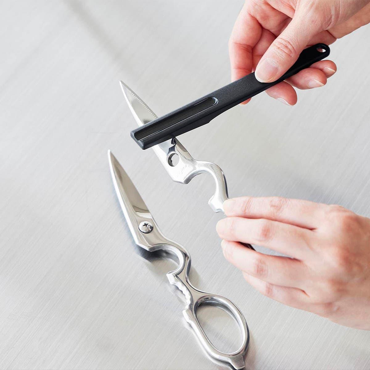 山崎実業「セラミックナイフ用シャープナー タワー」でハサミを研いでいるところ