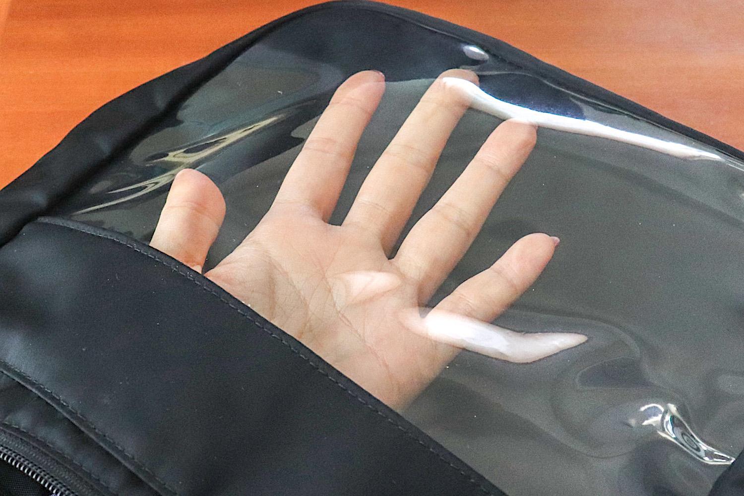 移動日は普段使い、現場では推し活仕様に。無印良品のショルダーバッグ