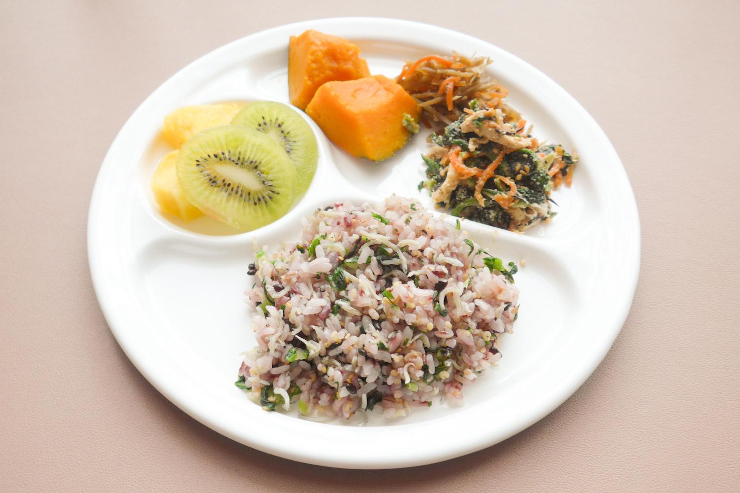 野田琺瑯の仕切り皿で朝食がラクに。洗い物が減って時間に余裕が生まれ
