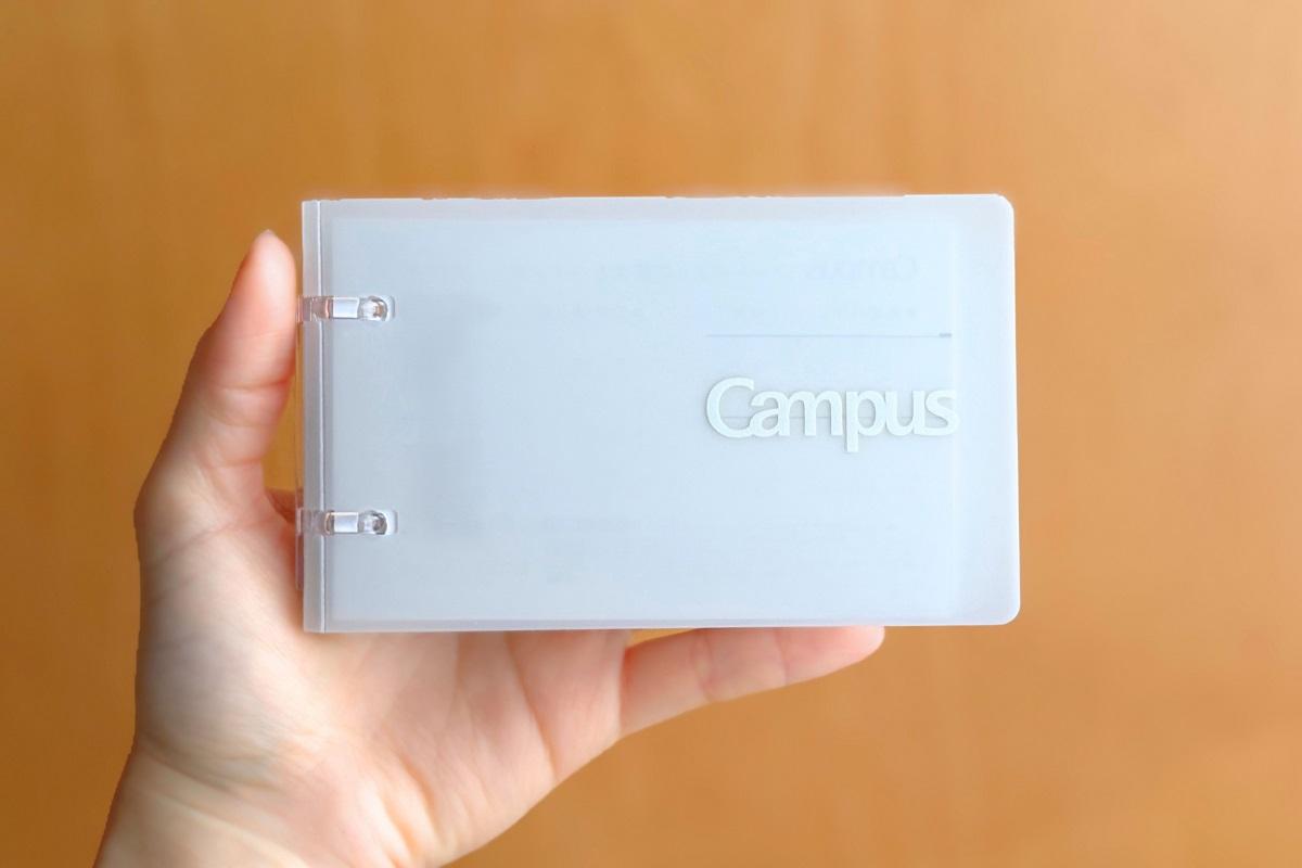 キャンパス「ノートのように使えるバインダー A7」を片手で持つ様子