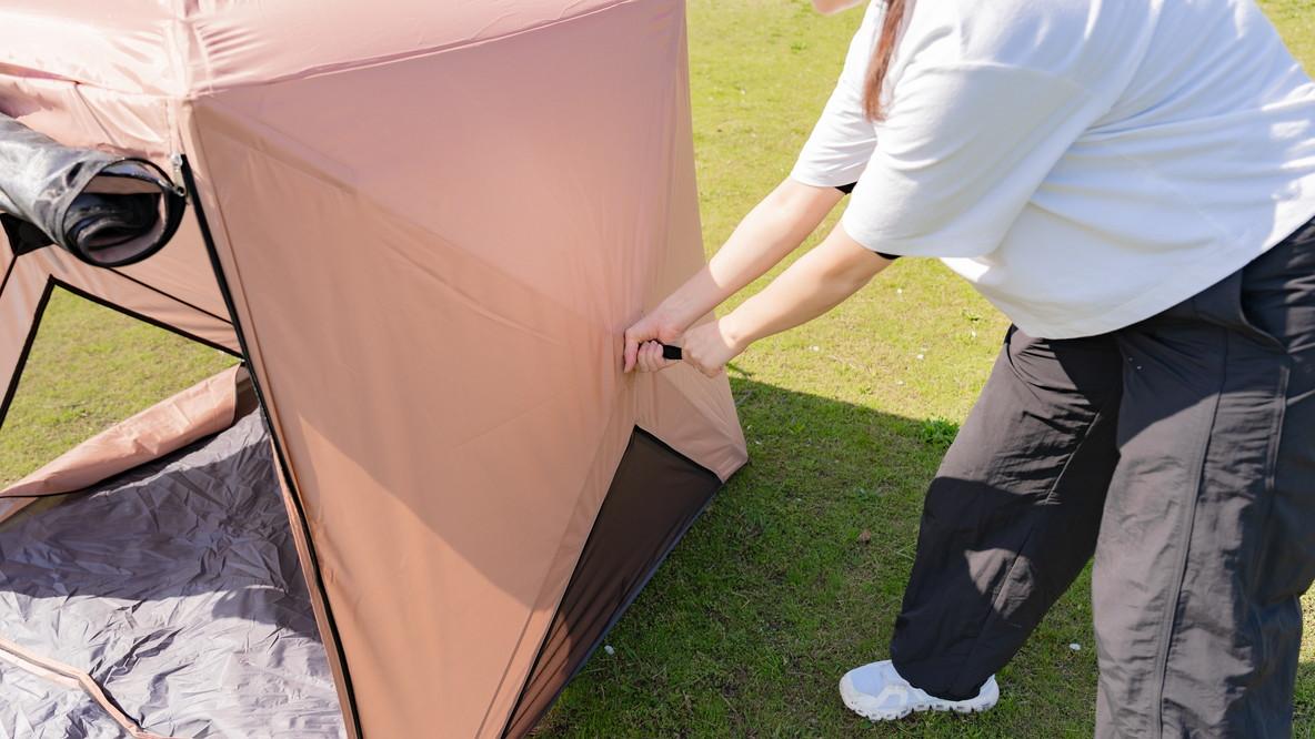 10秒で撤収できる折りたたみテント」で 、アウトドアのハードルが