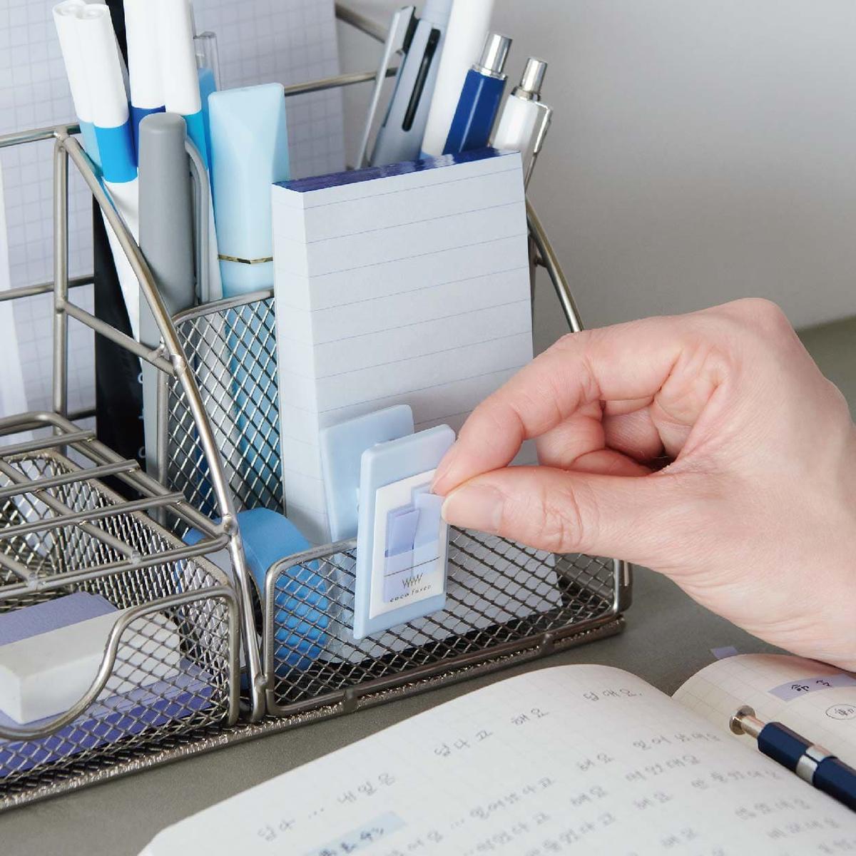 デスクにある付箋を取ろうとしている