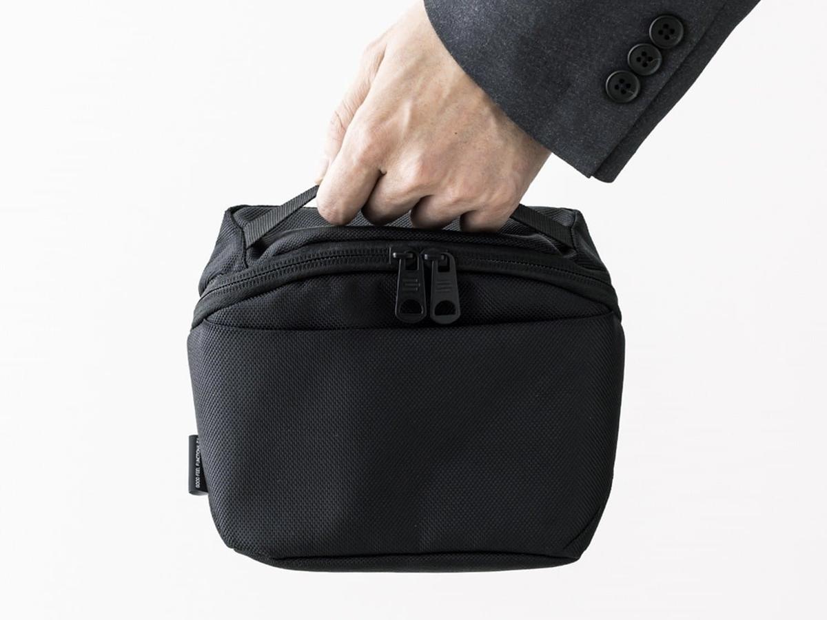 ポーチを持つ手