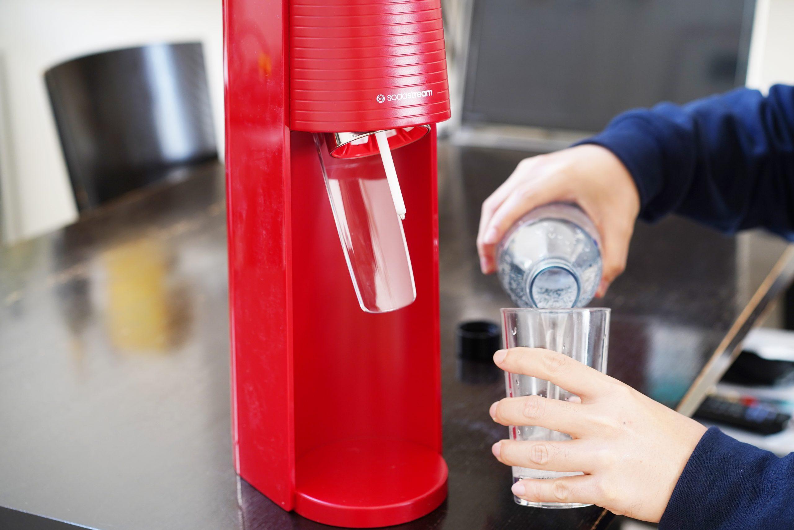 SodaStream Terra 赤色 炭酸水メーカー ボトル2本 炭酸水の箱買いやめました。ソーダストリームがあるだけで、暑い日の