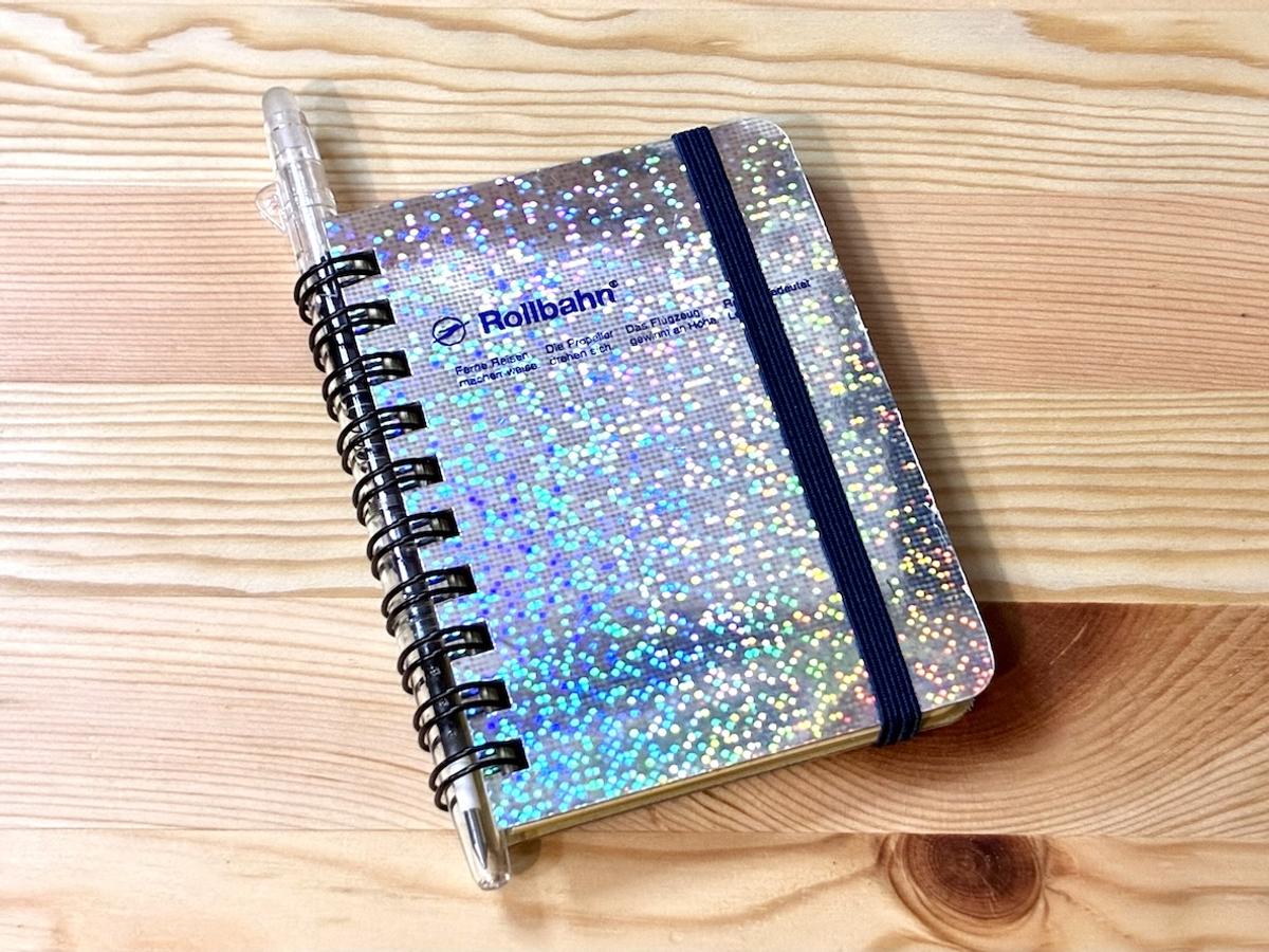 無印良品こすって消せるスリムボールペンをロルバーンのリングノートに挿した状態