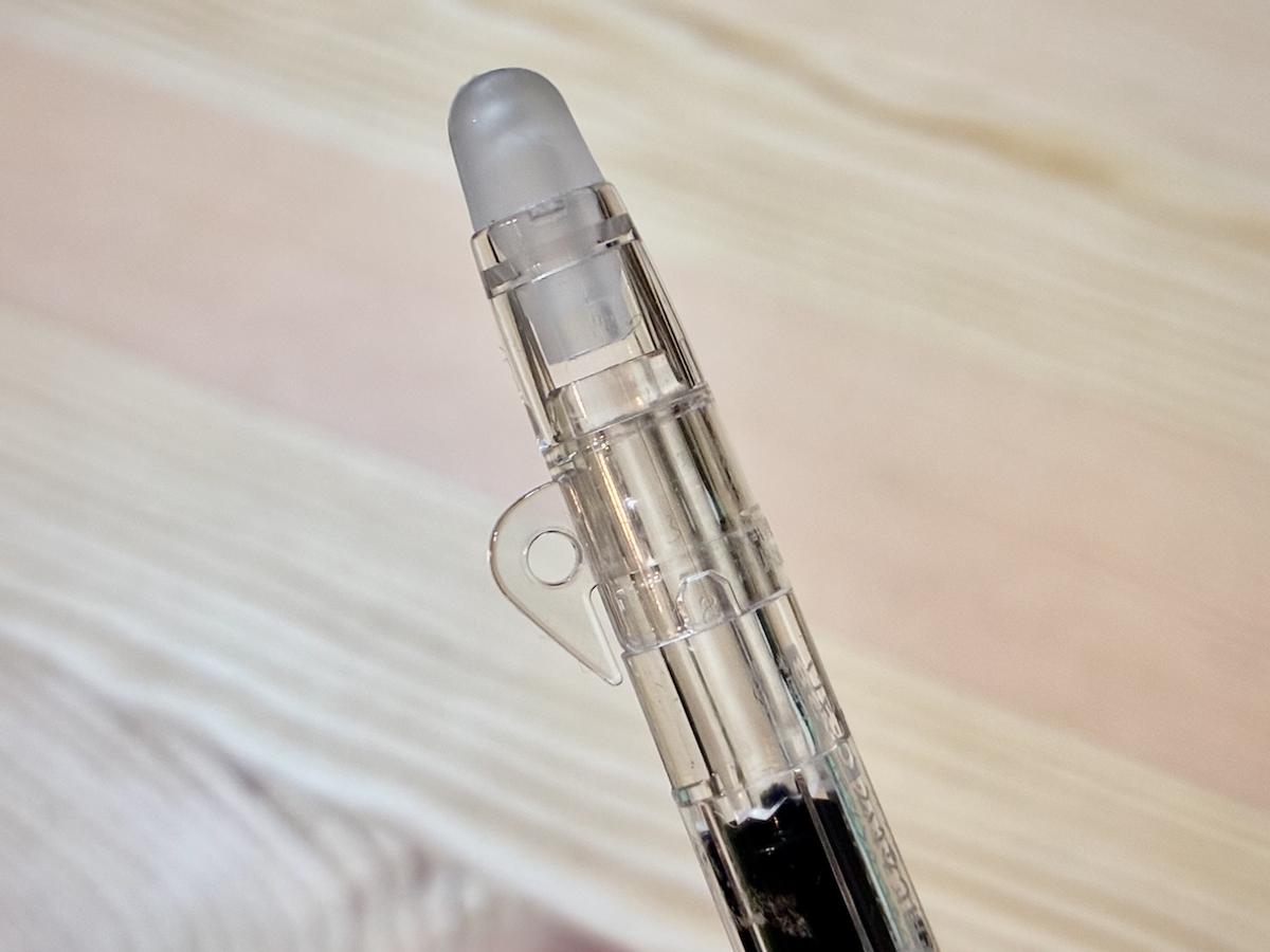 無印良品こすって消せるスリムボールペンのノック部分のアップ