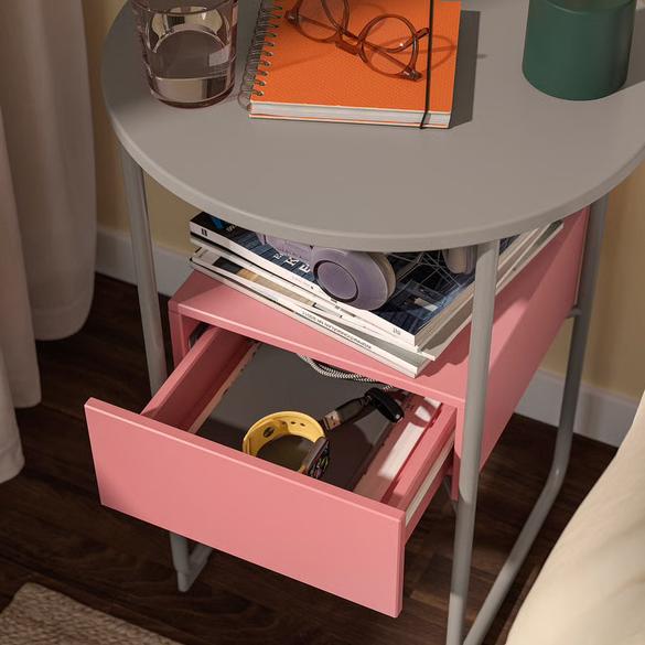 IKEAの新作テーブルはかわいいうえに機能的。「スッキリ整った寝室」を