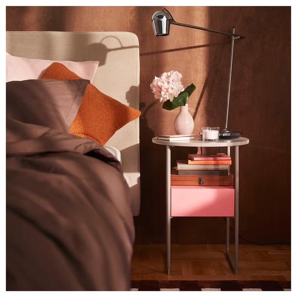 IKEA ベッドサイドテーブル IKEAの新作テーブルはかわいいうえに機能的。「スッキリ整った寝室」を