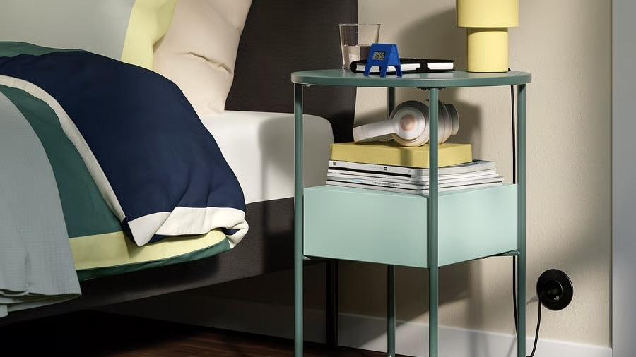 IKEAの新作テーブルはかわいいだけじゃない。ベッドまわりのごちゃつき IKEAの新作テーブルはかわいいだけじゃない。ベッドまわりのごちゃつき