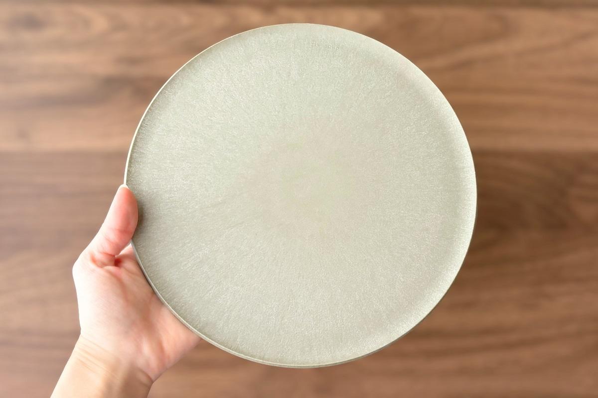 CHOPLATE オリーブグリーンを手に持って上から眺めている様子