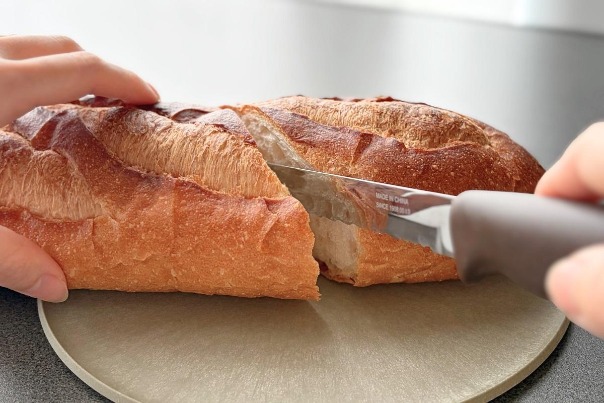 CHOPLATEでフランスパンをカットする様子