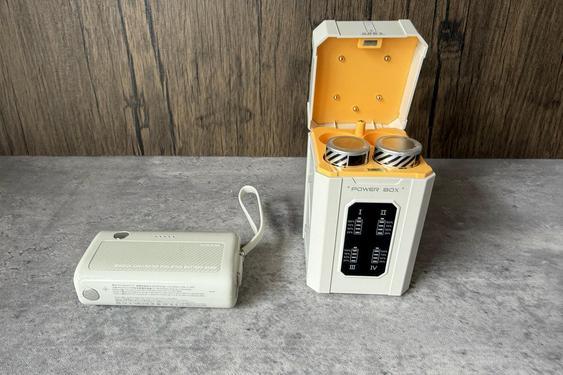 スマホの充電中も身軽に。直挿しできる極小バッテリーのおかげで、外出
