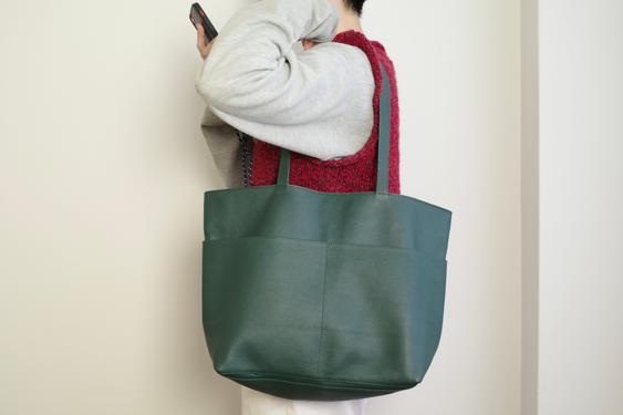 倉庫に眠っていた革がこんなにお洒落に!? 絶妙カラーの「たためる本革