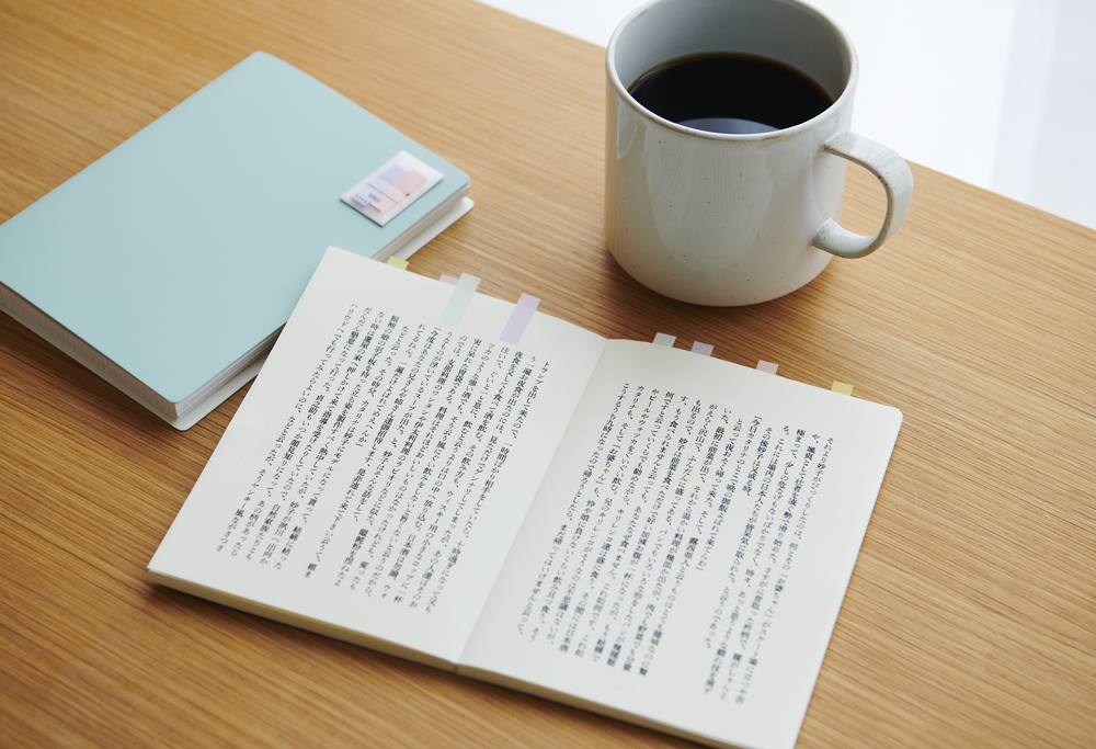 テーブルの上に本が置かれている