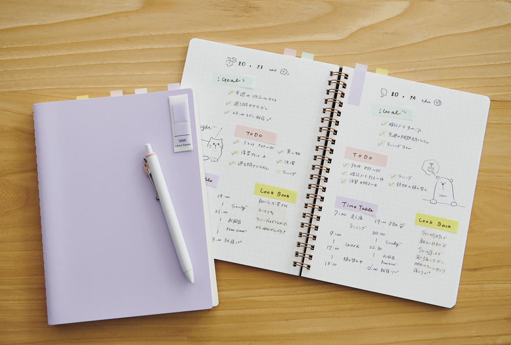 テーブルの上にノートが置かれている