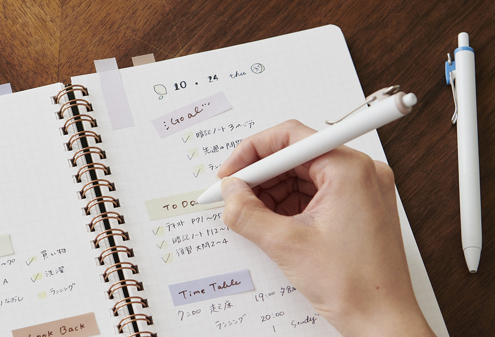 付箋に文字を書き込んでいる