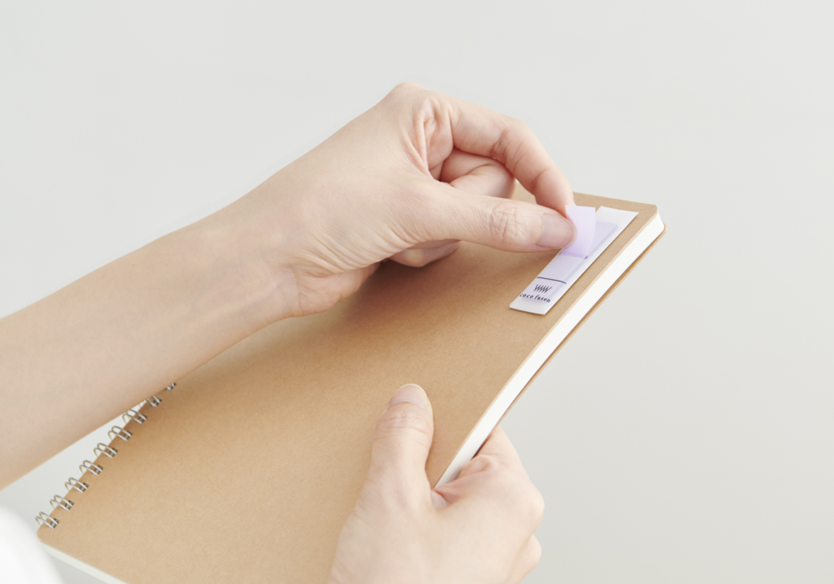 付箋を使おうとする手元