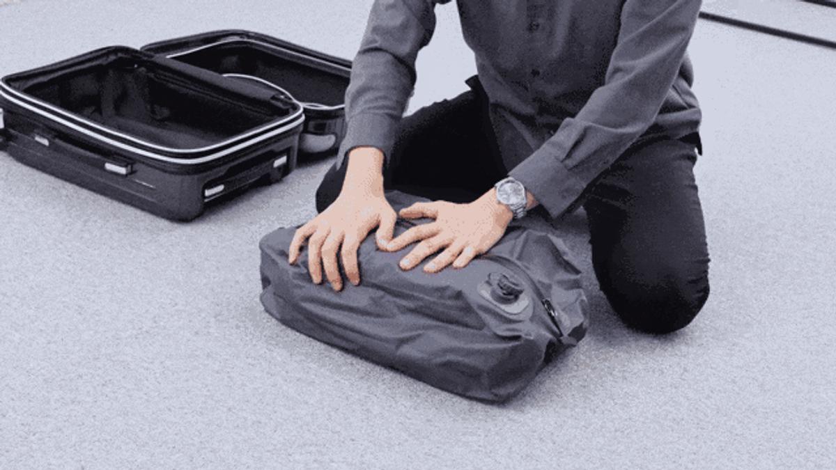 パッキングの救世主かも。衣類をワンプッシュで自動圧縮する賢いバッグ 