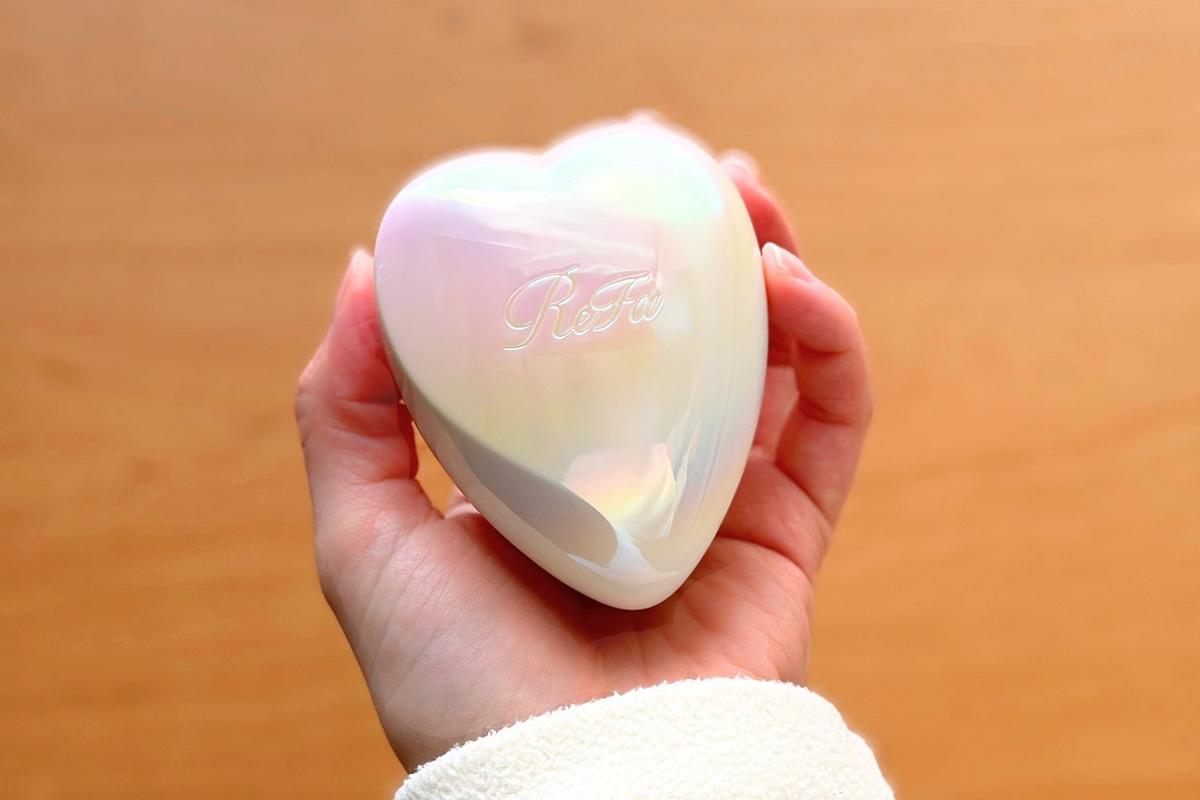 リファ「ハートブラシミニ」ネオンホワイトを手で持っている様子