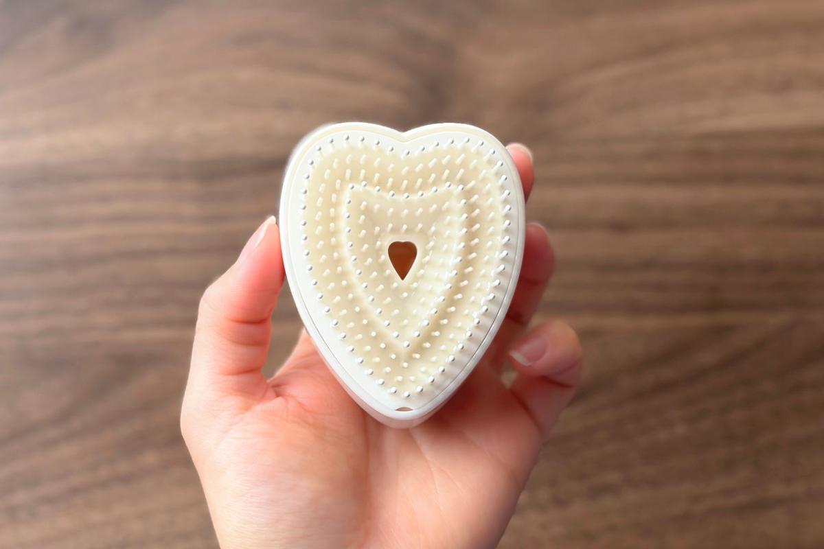 リファ「ハートブラシミニ」ネオンホワイトのブラシ部分を真上から見たハートシルエット
