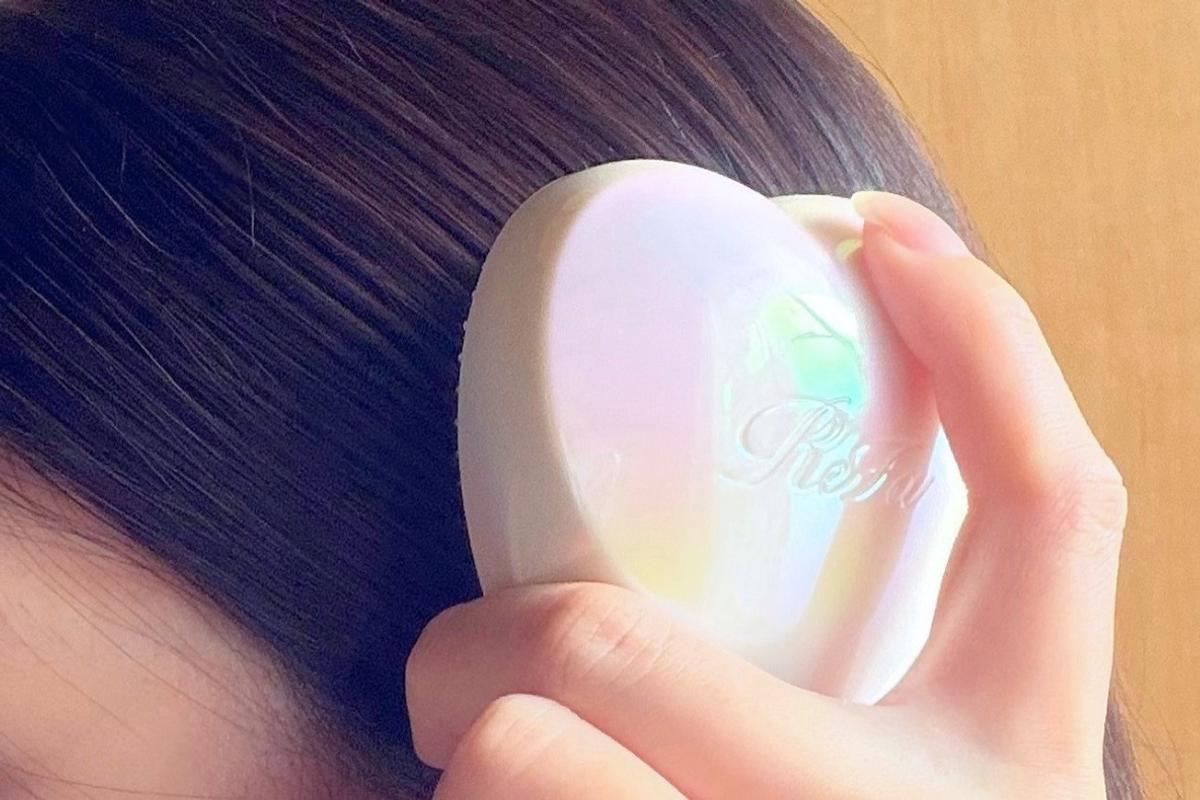 リファ「ハートブラシミニ」でブラッシングをする様子