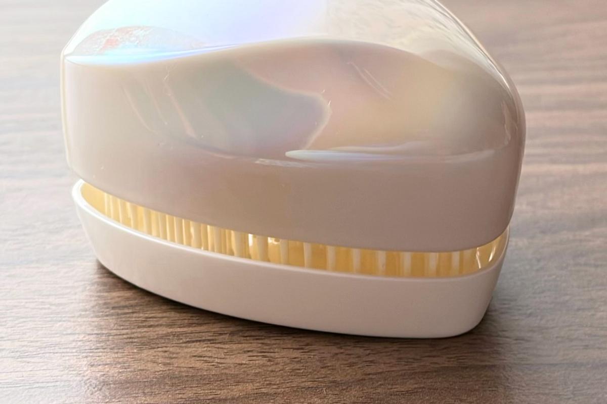 リファ「ハートブラシミニ」に専用カバーを装着した状態