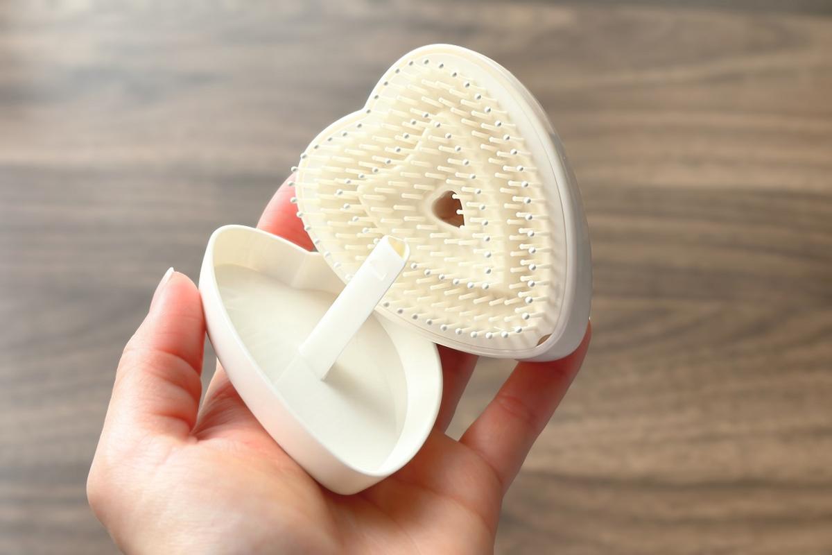 リファ「ハートブラシミニ」本体と専用カバーを分解した状態