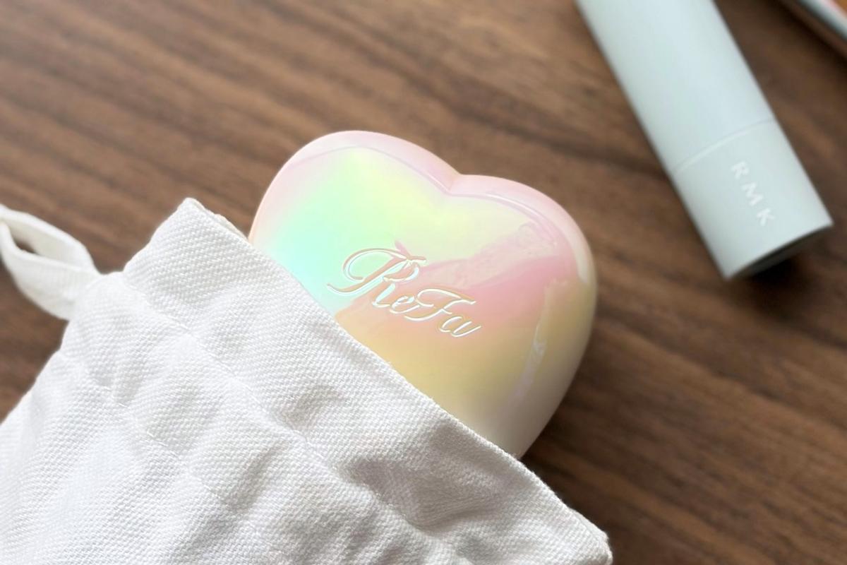 リファ「ハートブラシミニ」を巾着から取り出す様子