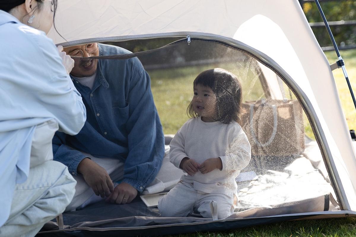 クイックキャンプのコンパクトシェードのドアをメッシュにした状態で、くつろぐ家族