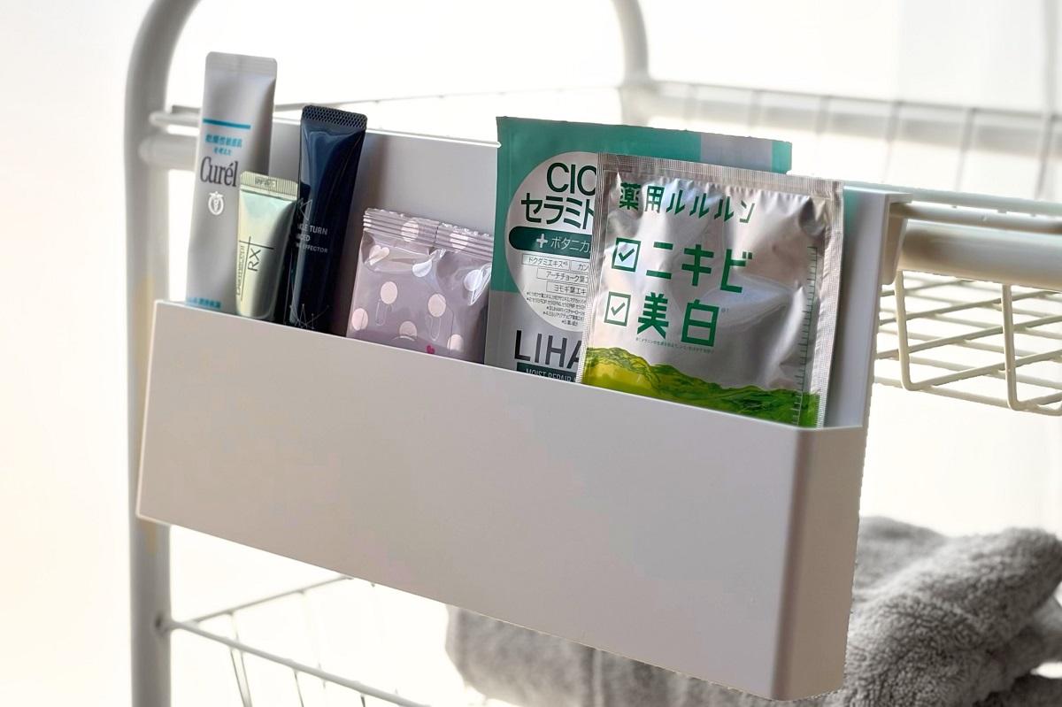 山崎実業「引っ掛け収納ホルダー」に倒れやすい小物を収納した状態