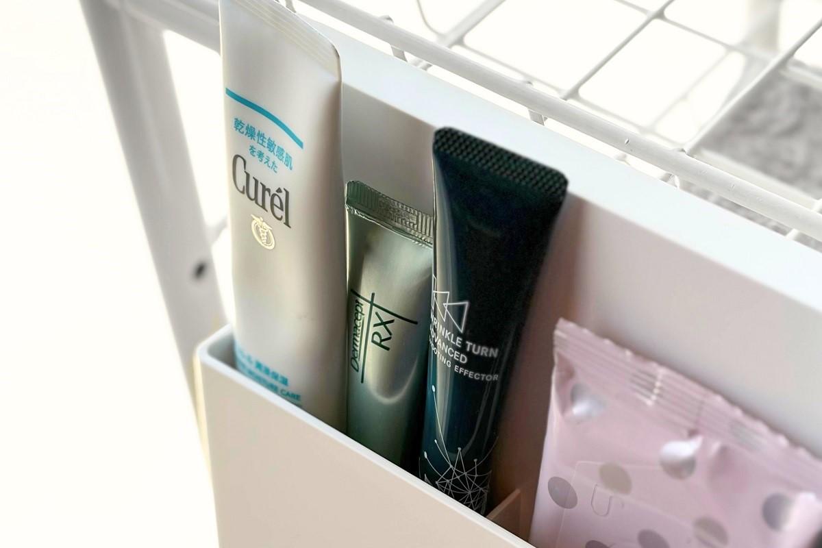 山崎実業「引っ掛け収納ホルダー」にチューブを3本収納した様子